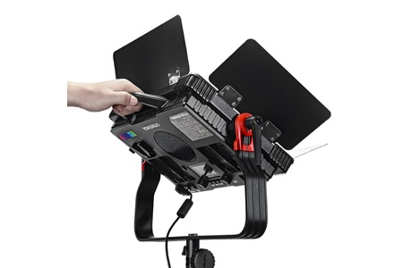 Yongnuo YNPAD100 RGB 2.000-10.000 Kelvin 100W LED Işık (Kit Versiyon)